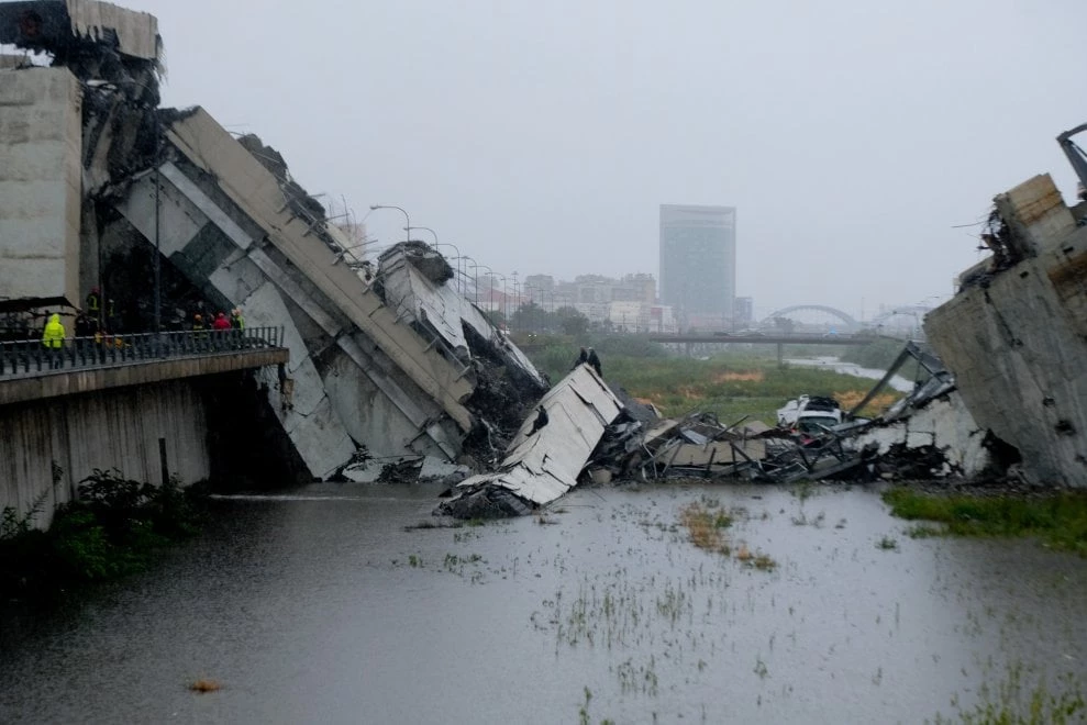 Τραγωδία: Κατέρρευσε γέφυρα στην Γένοβα – «Βουτιά» στο κενό για δεκάδες αυτοκίνητα! Δεκάδες νεκροί – Ζωντανή μετάδοση